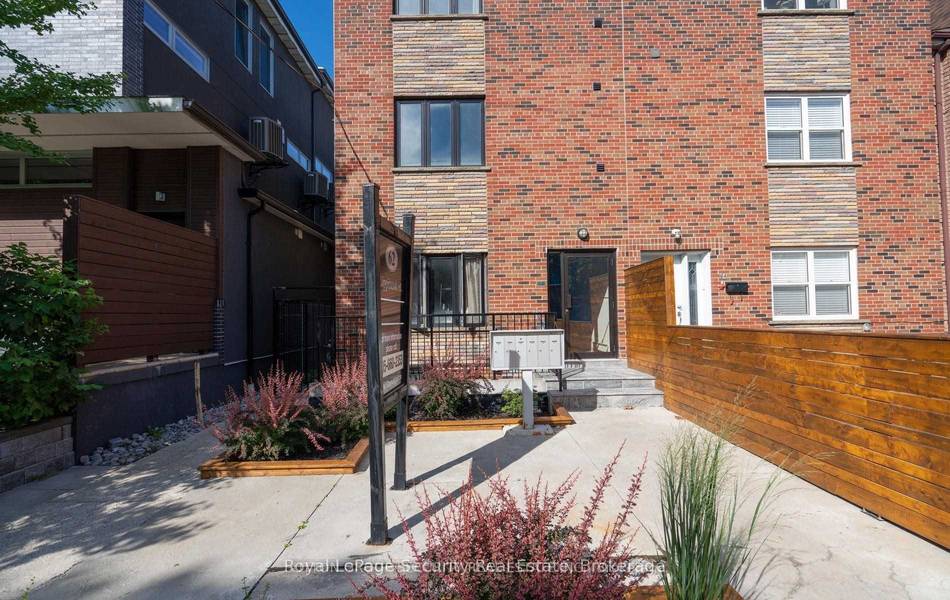 62 Lippincott ST #4, Toronto C01, ON M5T 2R5