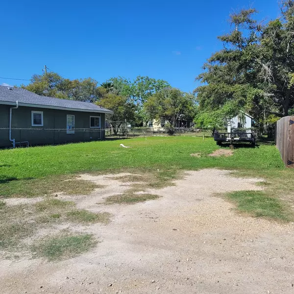 Rockport, TX 78382,905 N Pearl