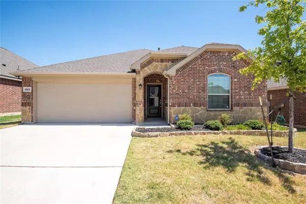 8529 Grand Oak Road, Fort Worth, TX 76123