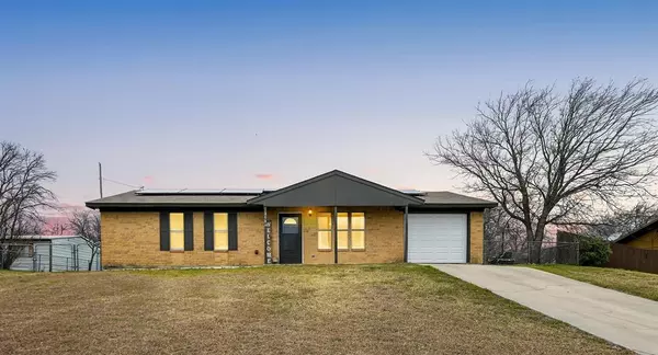 2584 Cattlebaron Drive, Fort Worth, TX 76108