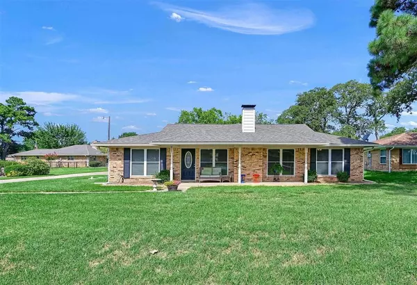 800 Kiowa Drive W, Lake Kiowa, TX 76240