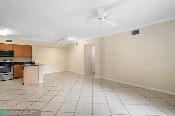 West Palm Beach, FL 33411,6492 Emerald Dunes Dr  #208