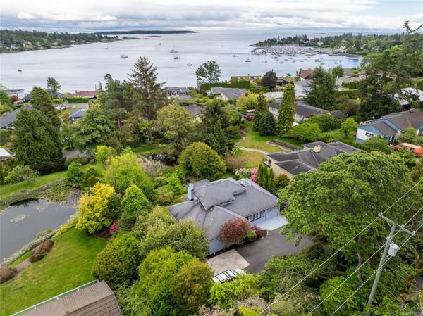 3751 Cadboro Bay Rd,  Saanich,  BC V8P 5E2