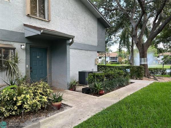 2721 S Oakland Forest Dr  #104, Oakland Park, FL 33309