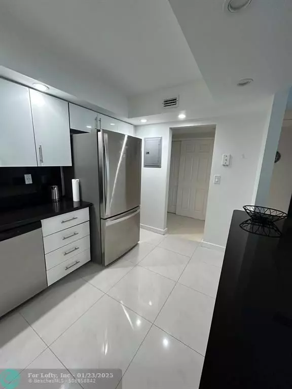 Sunny Isles Beach, FL 33160,19380 Collins Ave  #615