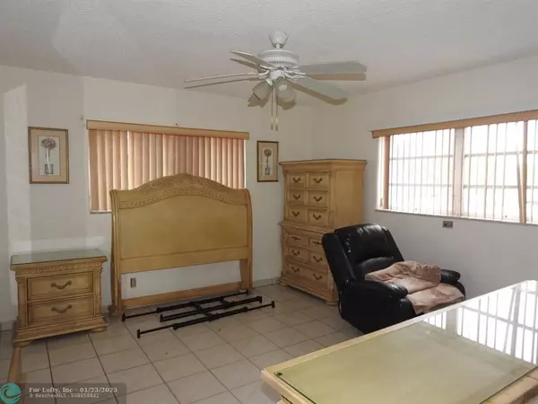 Hallandale Beach, FL 33009,181 NE 14th Ave  #14B