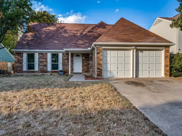 215 Wooddale, Euless, TX 76039