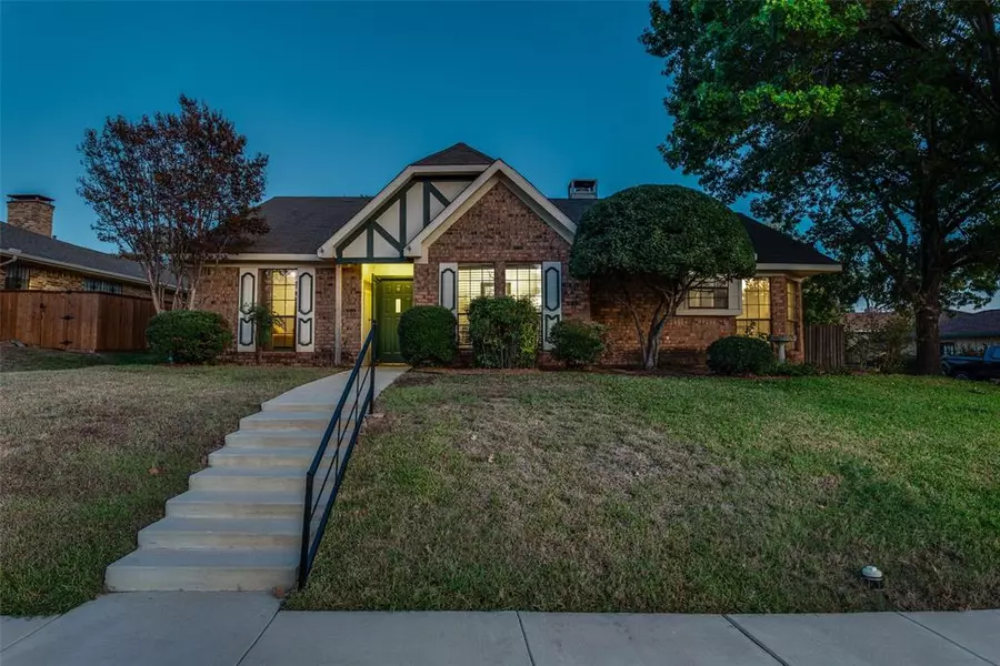 806 Middle Glen Drive, Garland, TX 75043