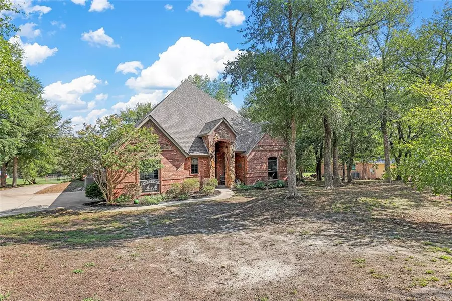 129 N Natural Spring Lane, Azle, TX 76020