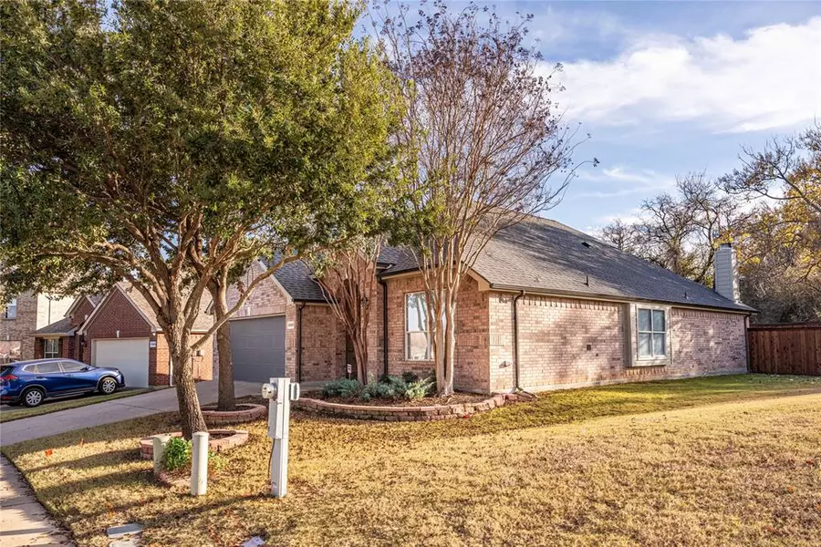 801 Deedee Creek Drive, Euless, TX 76040