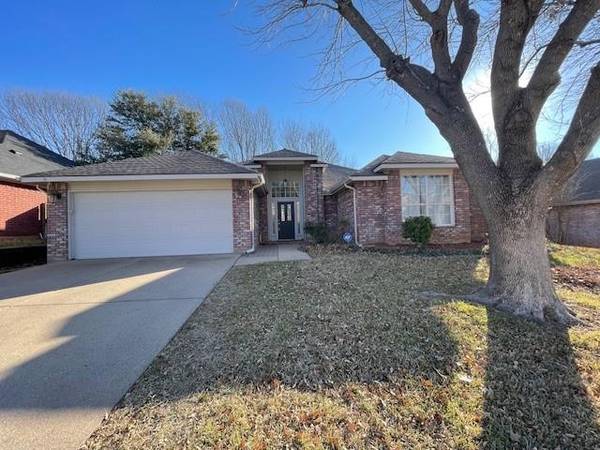 6207 Kingswood Drive, Arlington, TX 76001