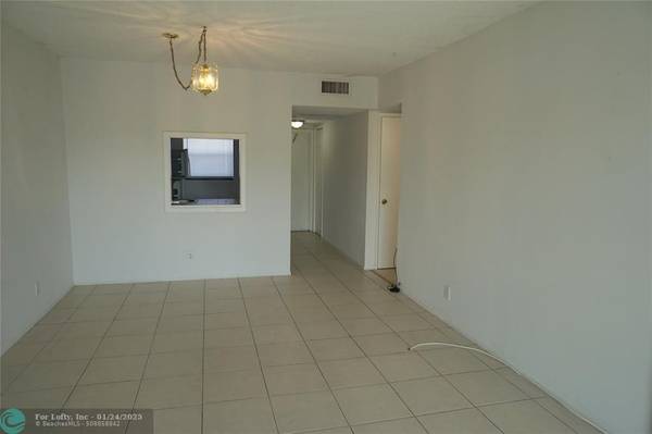 Deerfield Beach, FL 33064,4311 Crystal Lake Dr  #321