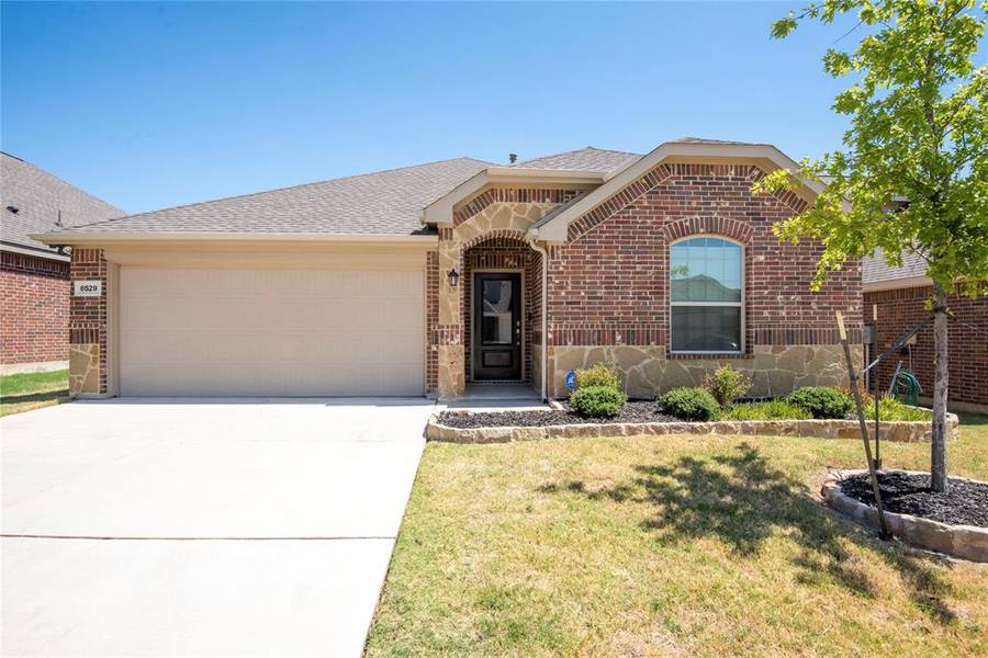 8529 Grand Oak Road, Fort Worth, TX 76123