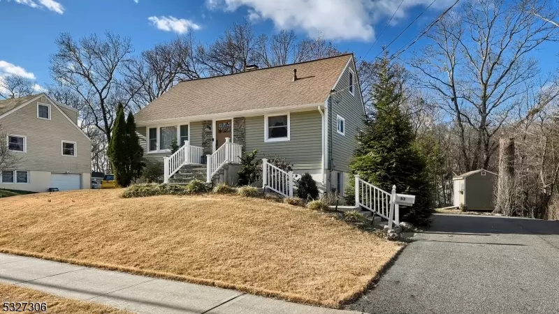 53 Rafkind Rd, Bloomingdale Boro, NJ 07403