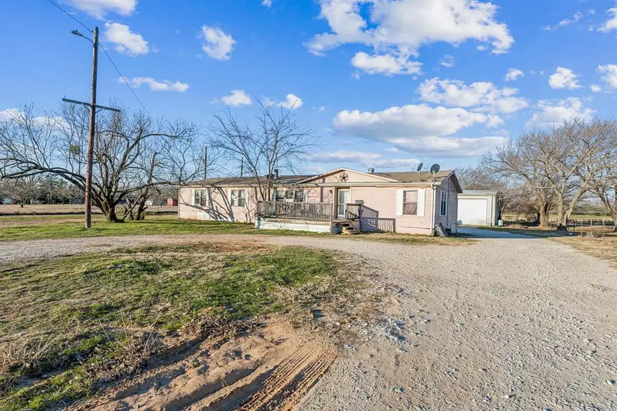 761 Summit Drive, Springtown, TX 76082