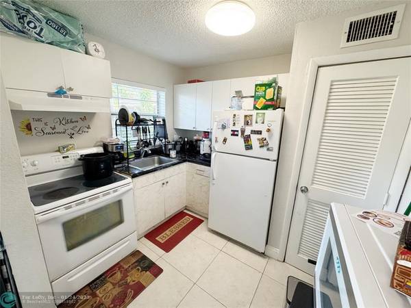 Oakland Park, FL 33334,5156 NE 6th Ave  #208