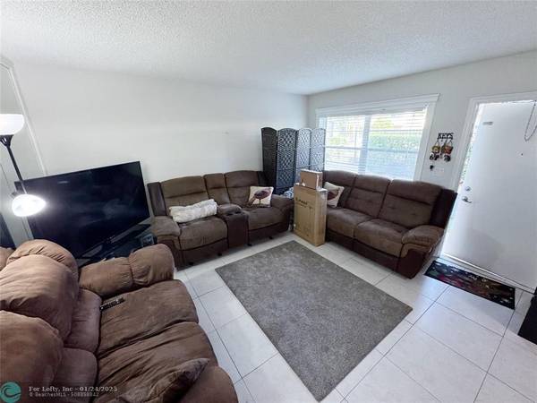 Oakland Park, FL 33334,5156 NE 6th Ave  #208