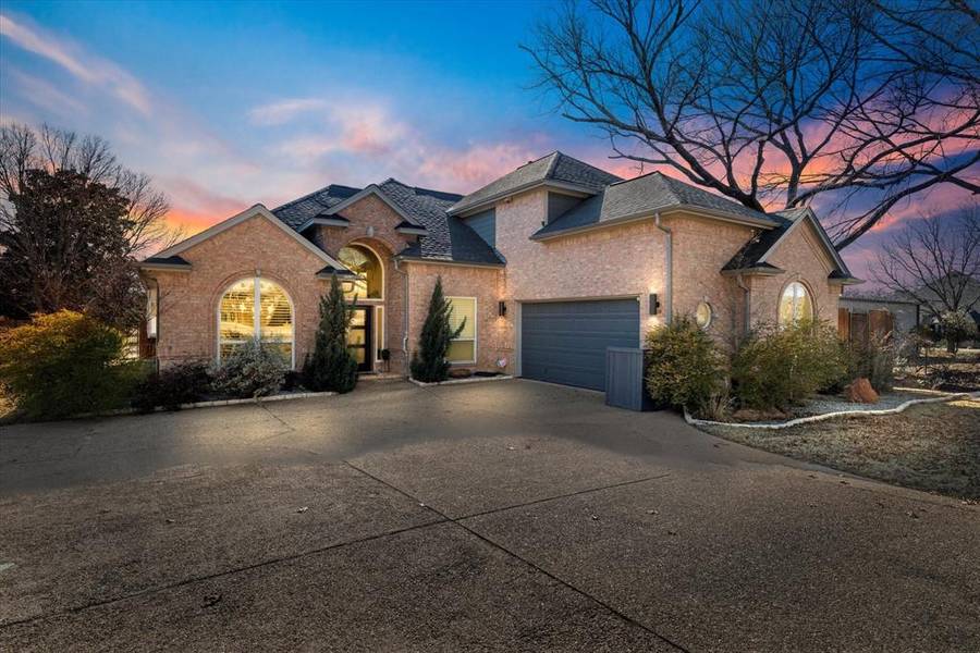 3220 Redstone Drive, Arlington, TX 76001