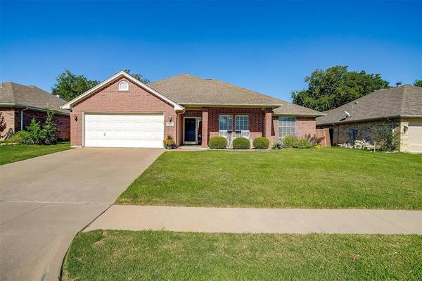 1016 Heberle Drive,  Burleson,  TX 76028