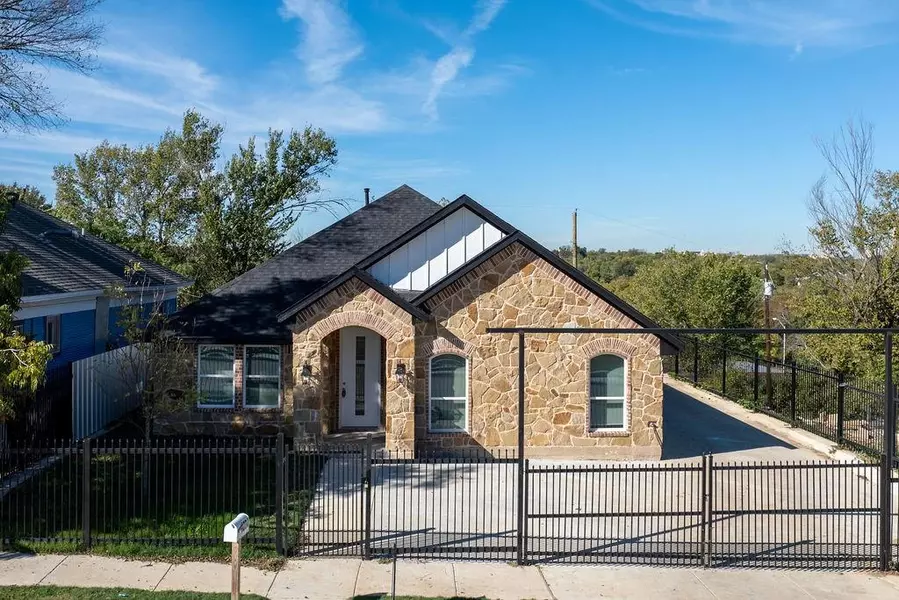 1004 Ash Crescent Street, Fort Worth, TX 76104