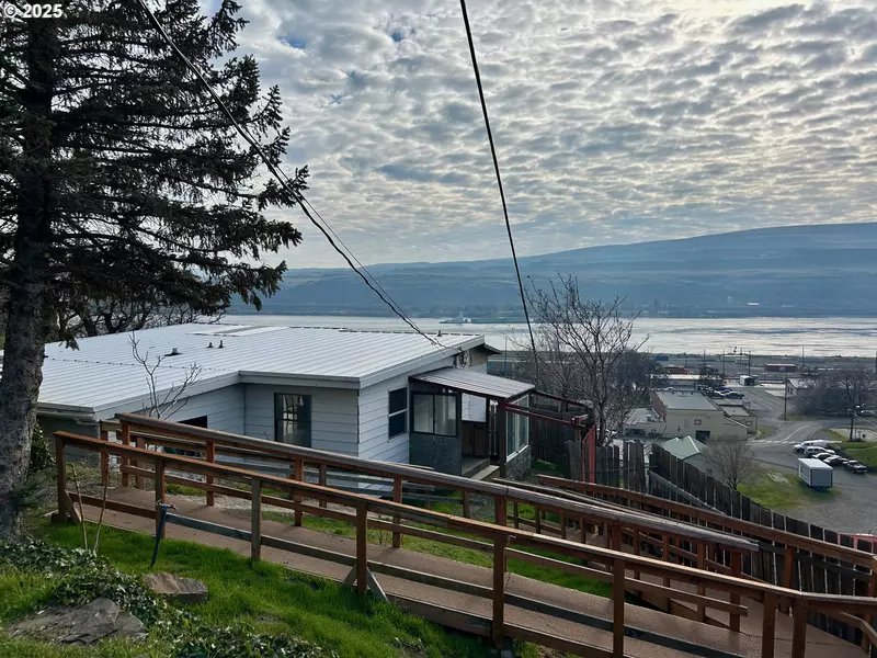 360 RIVERVIEW RD, Wishram, WA 98673