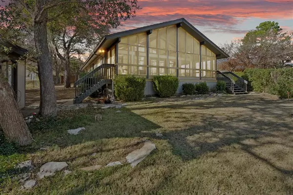 1405 E Tioga Court, Granbury, TX 76048