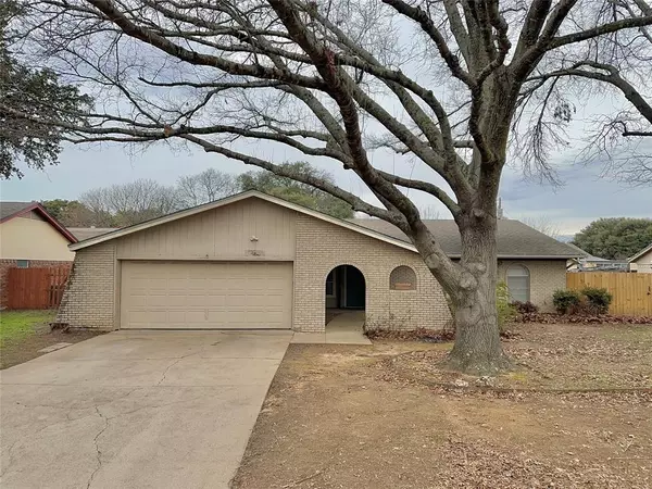 1302 Cindy Court, Cleburne, TX 76033