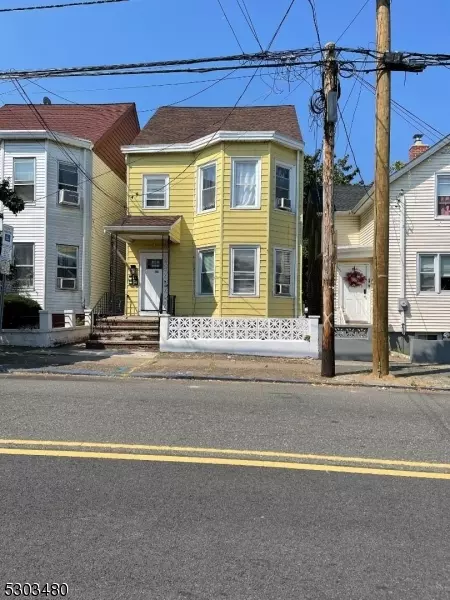 66 E 16th St, Paterson City, NJ 07524