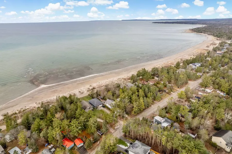 948 RIVER RD E, Wasaga Beach, ON L0L 2P3