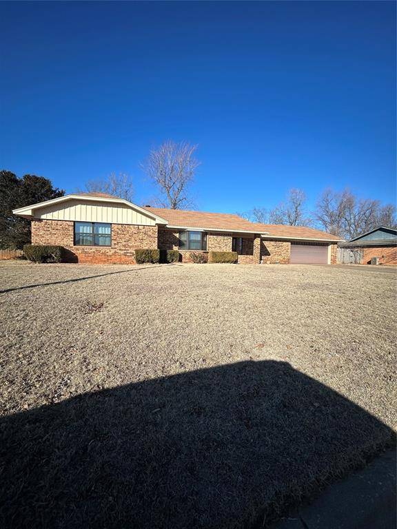 3020 Heatherwood Drive, Chickasha, OK 73018