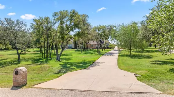 609 Summerlin Drive, Granbury, TX 76048