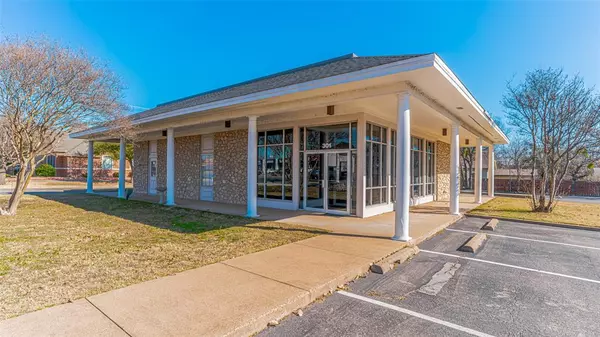 301 S Morgan Street, Granbury, TX 76048