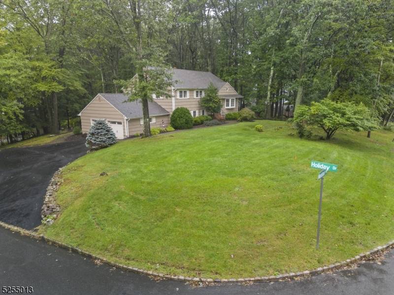 1 Holiday Dr, Morris Plains Boro, NJ 07950