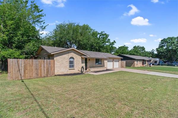 101 Briarwood Drive, Kennedale, TX 76060