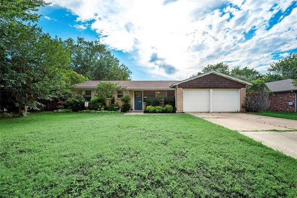 107 Briarwood Drive, Kennedale, TX 76060