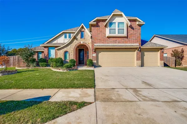 10401 Rising Knoll Lane, Fort Worth, TX 76131