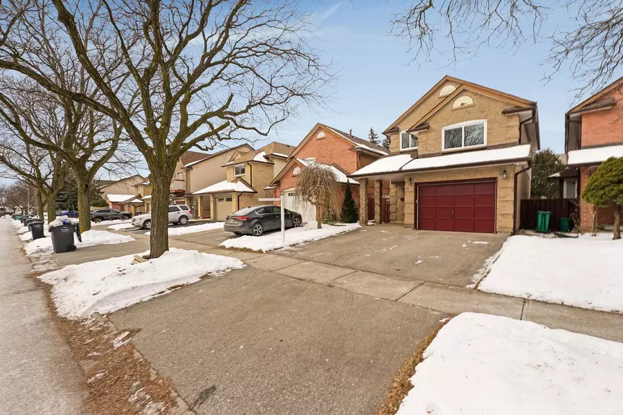 52 GARDEN AVE, Brampton, ON L6X 1M6