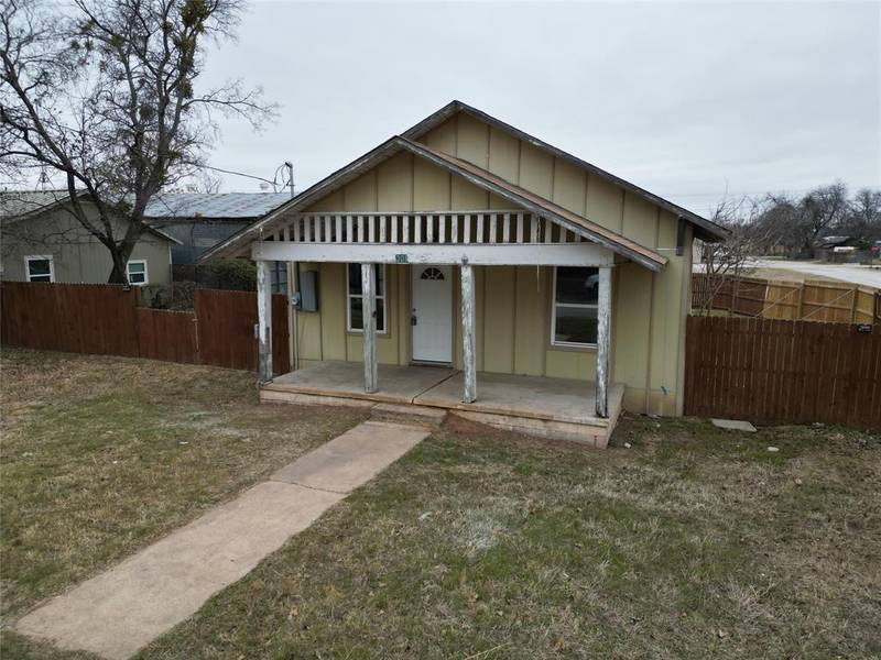 301 W Labadie Avenue, De Leon, TX 76444