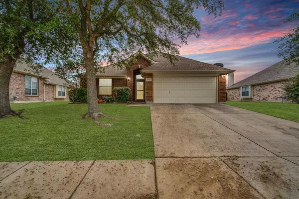 1315 Lake Forest Drive, Grand Prairie, TX 75052