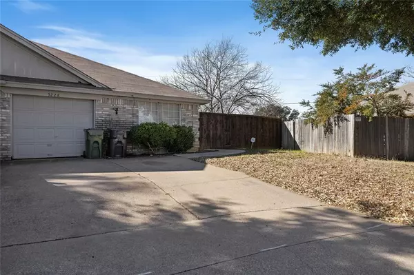 5228 Kelly Hill Drive, Arlington, TX 76017