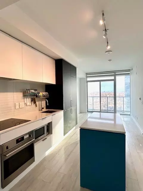 33 Helendale AVE #1313, Toronto C03, ON M4R 0A4