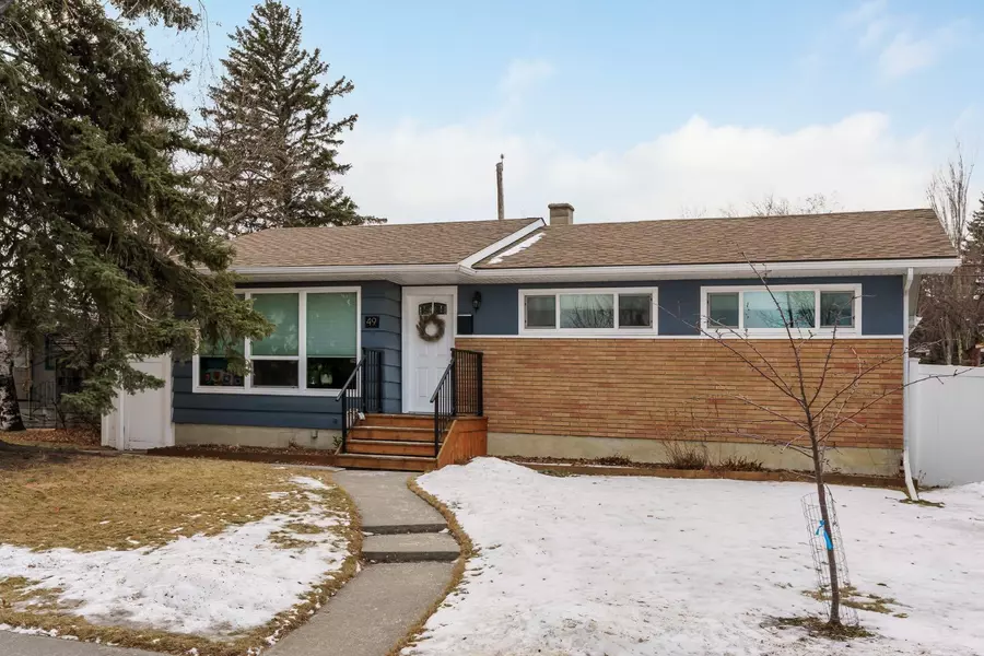 49 Warwick DR Southwest, Calgary, AB T3C 2R5