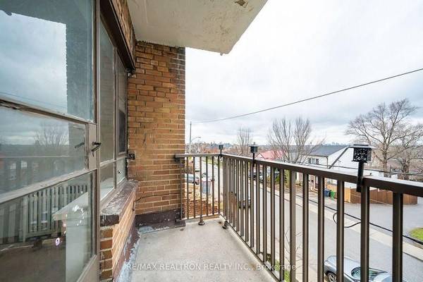 Toronto W03, ON M6M 1S9,2507 Eglinton AVE W #106