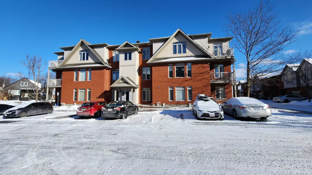 270 MEILLEUR PL #J, Vanier And Kingsview Park, ON K1L 0A3