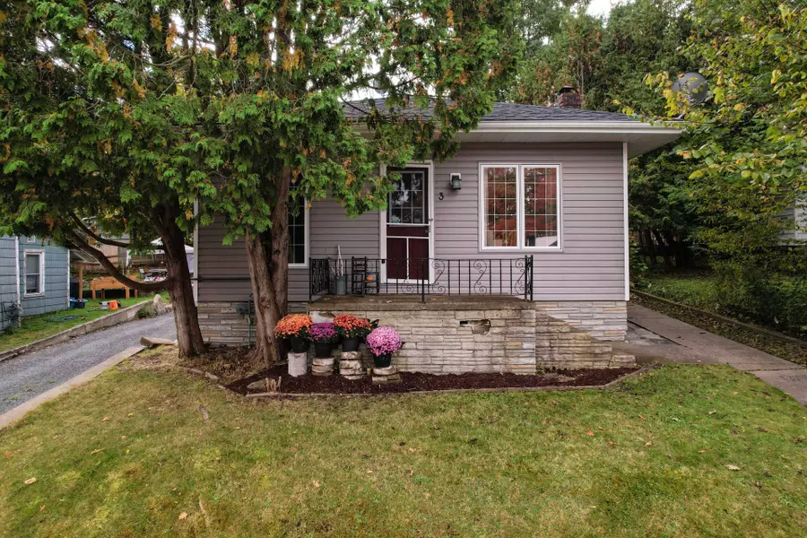 3 CORA ST E, Muskoka, ON P1H 1T5