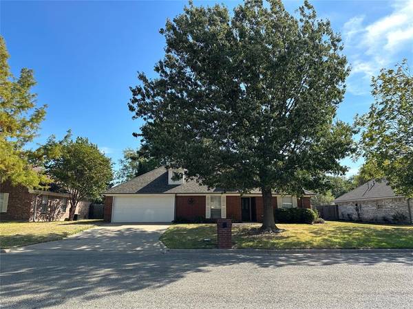 2140 N Village Drive, Bonham, TX 75418