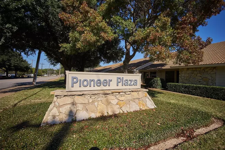 1134 W Pioneer Parkway, Arlington, TX 76013