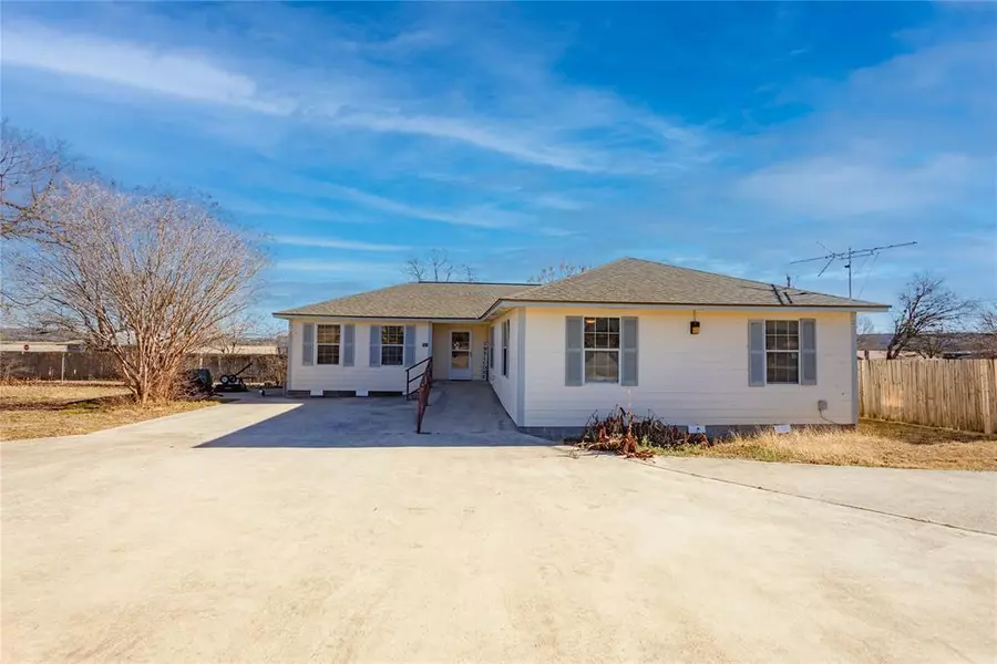 701 N 2nd Street, Cranfills Gap, TX 76637