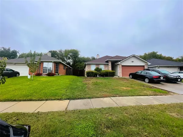 2016 Brownwood Avenue,  Grand Prairie,  TX 75052