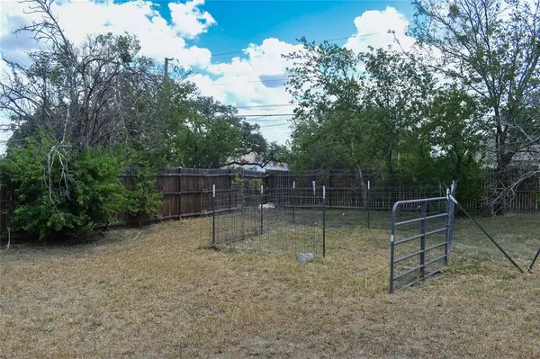 Brady, TX 76825,605 E 6th Street